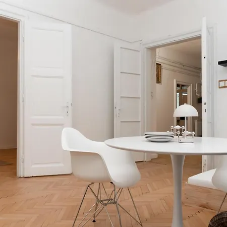 Apartment Old Town Oasis - Chic Comfort & Elegance *