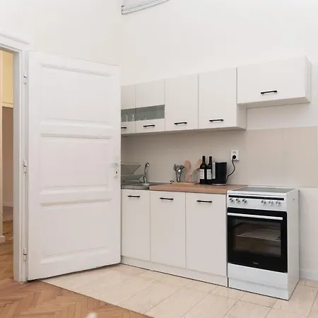 Apartament Old Town Oasis - Chic Comfort & Elegance *