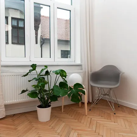 Old Town Oasis - Chic Comfort & Elegance Bratislava