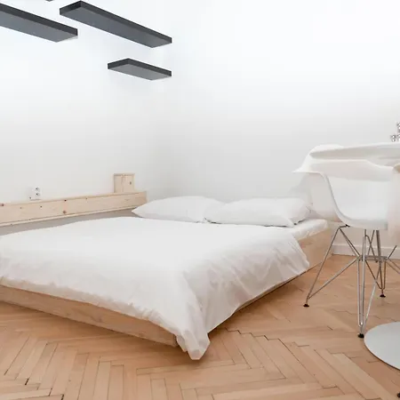 Old Town Oasis - Chic Comfort & Elegance Братислава